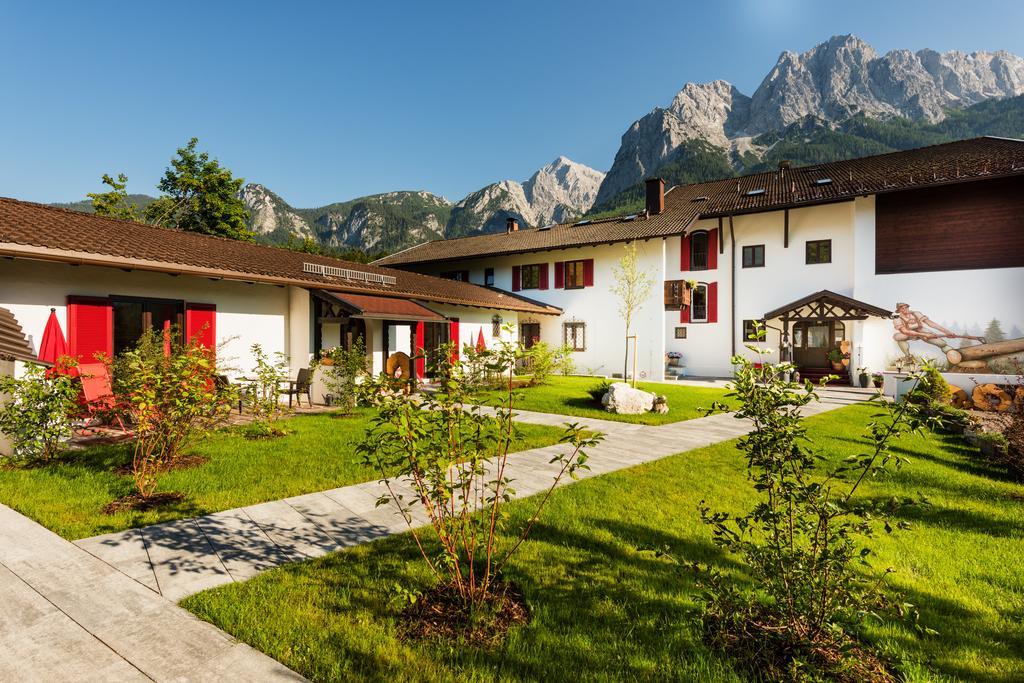 Bayern Resort Hotel - Adults Only - Mit Zugspitzblick - Eibsee-Naehe - Wellnessbereich - Naturpool Im Sommer Grainau Exterior photo